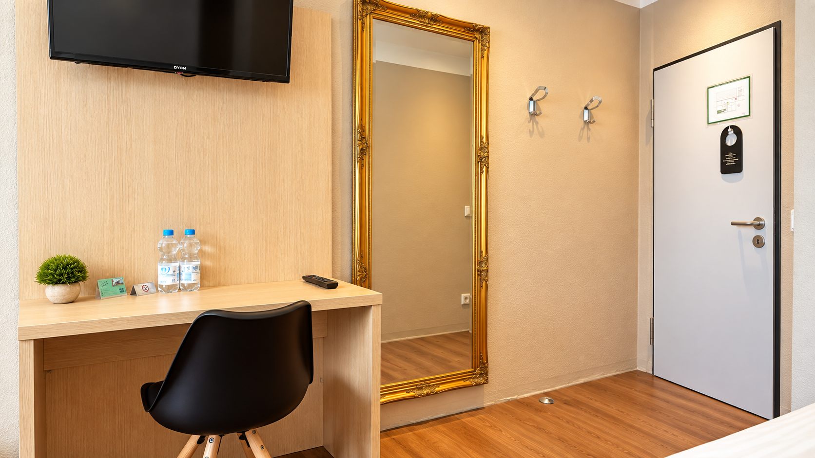 Zimmer mit Schreibtisch und Arbeitsplatz im 7o'Clock Hotel Laatzen