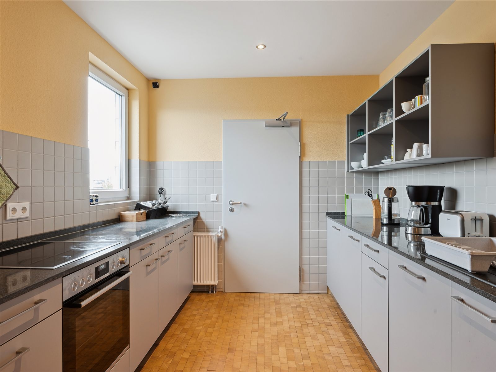 Gemeinschaftsküche mit Kaffeemaschine, Wasserkocher und Spüle