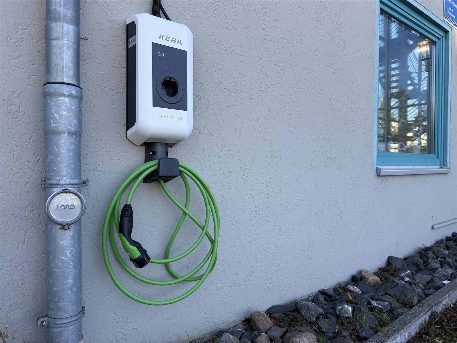 Keba-Wallbox 11 kW mit grünem Typ-2-Ladekabel am Hotel in Laatzen