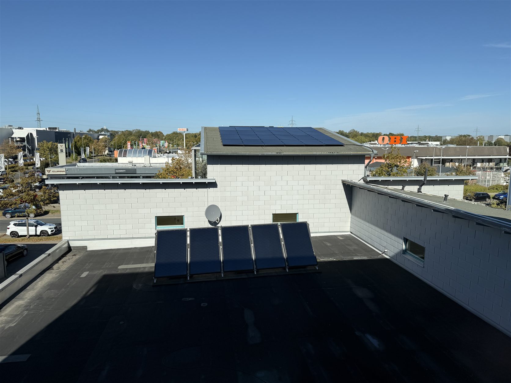 Photovoltaik- und Solarthermie-Anlage auf dem Dach des 7o'Clock Hotels